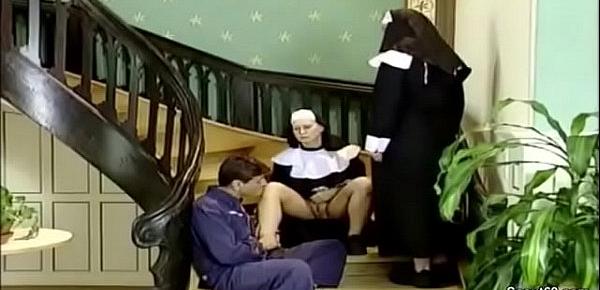  Notgeile Nonne wird vom Handwerker heimlich entjungfert